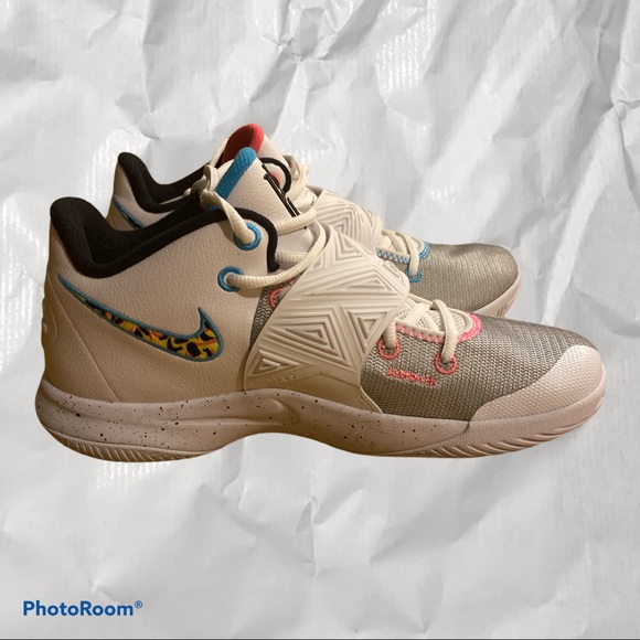 South Beach Kyrie Irving Flytrap 3’s - Picture 3 of 6